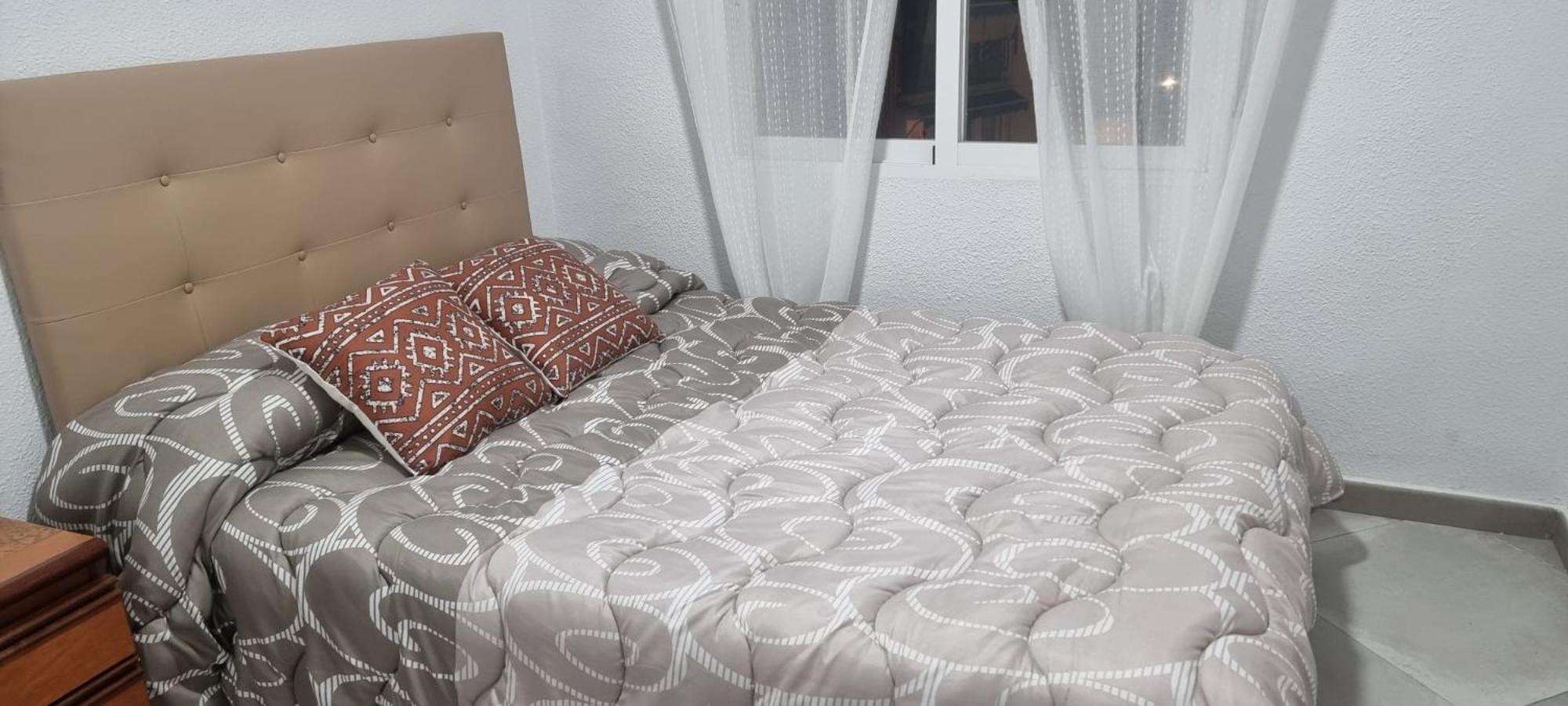 2 A 100 M De La Playa De Poniente Homestay